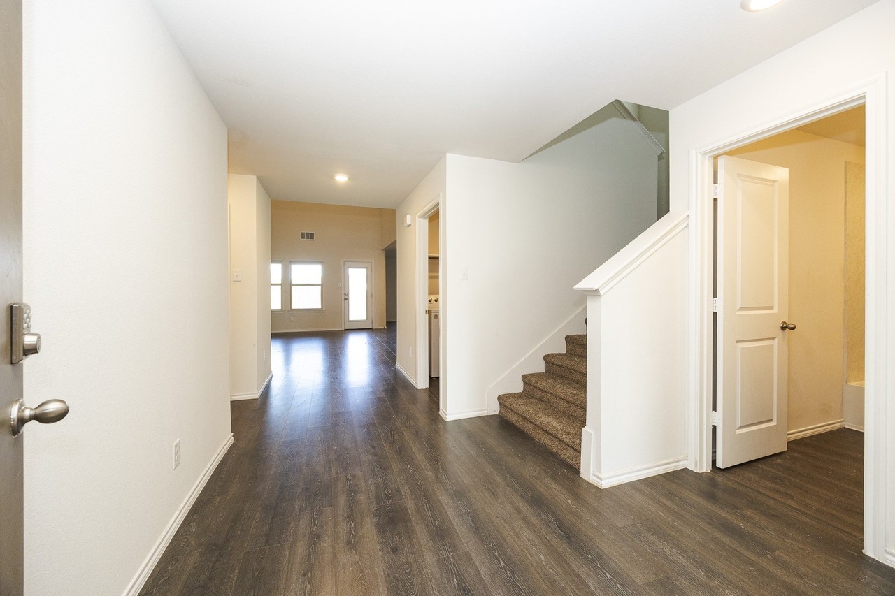 2117 Rustling Oaks Dr - Photo 5 of 32