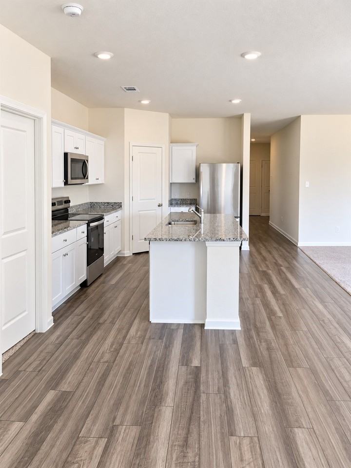 1843 Mccree St - Photo 7 of 9