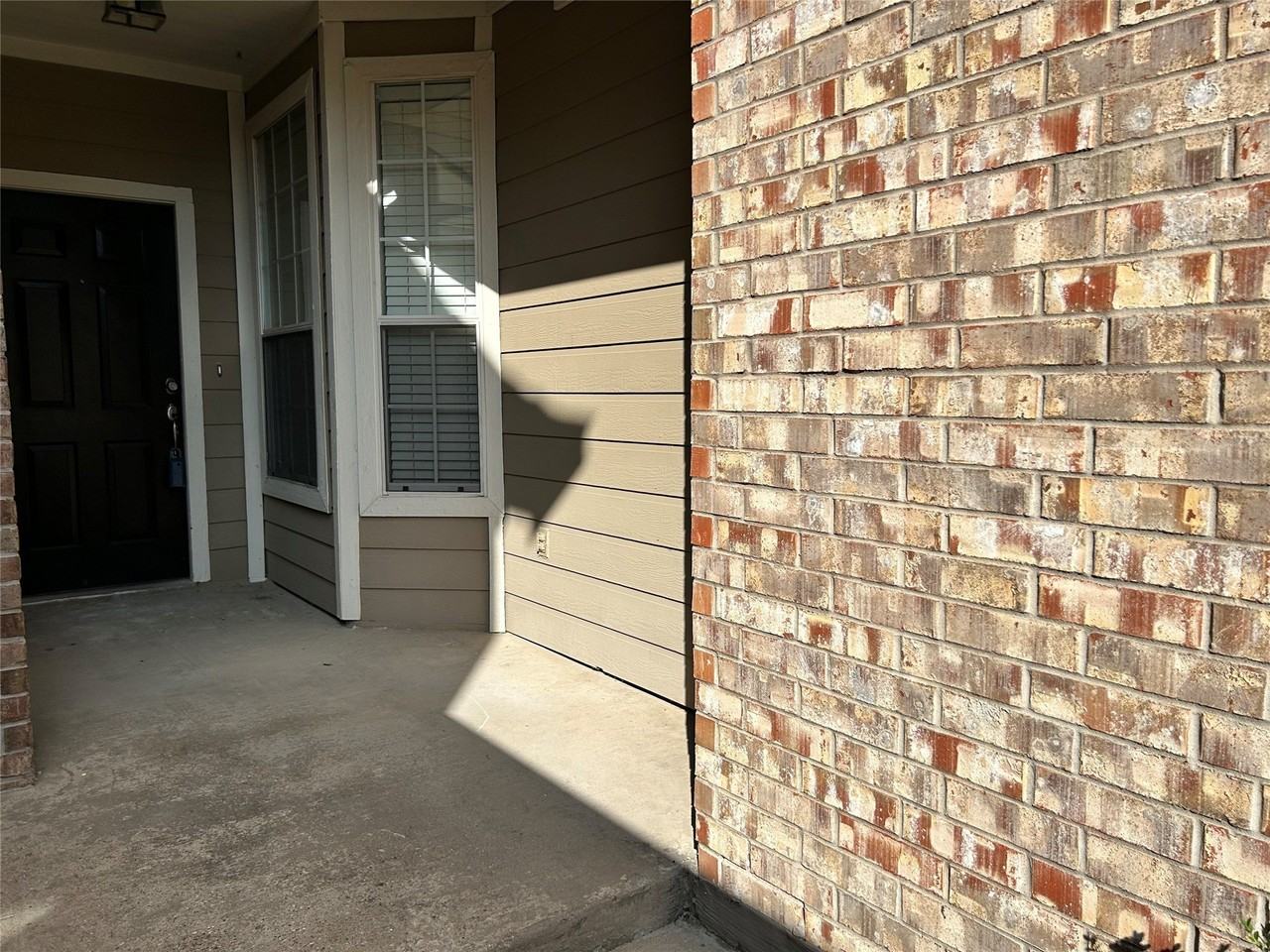 8517 Hunters Trace Ln - Photo 2 of 17