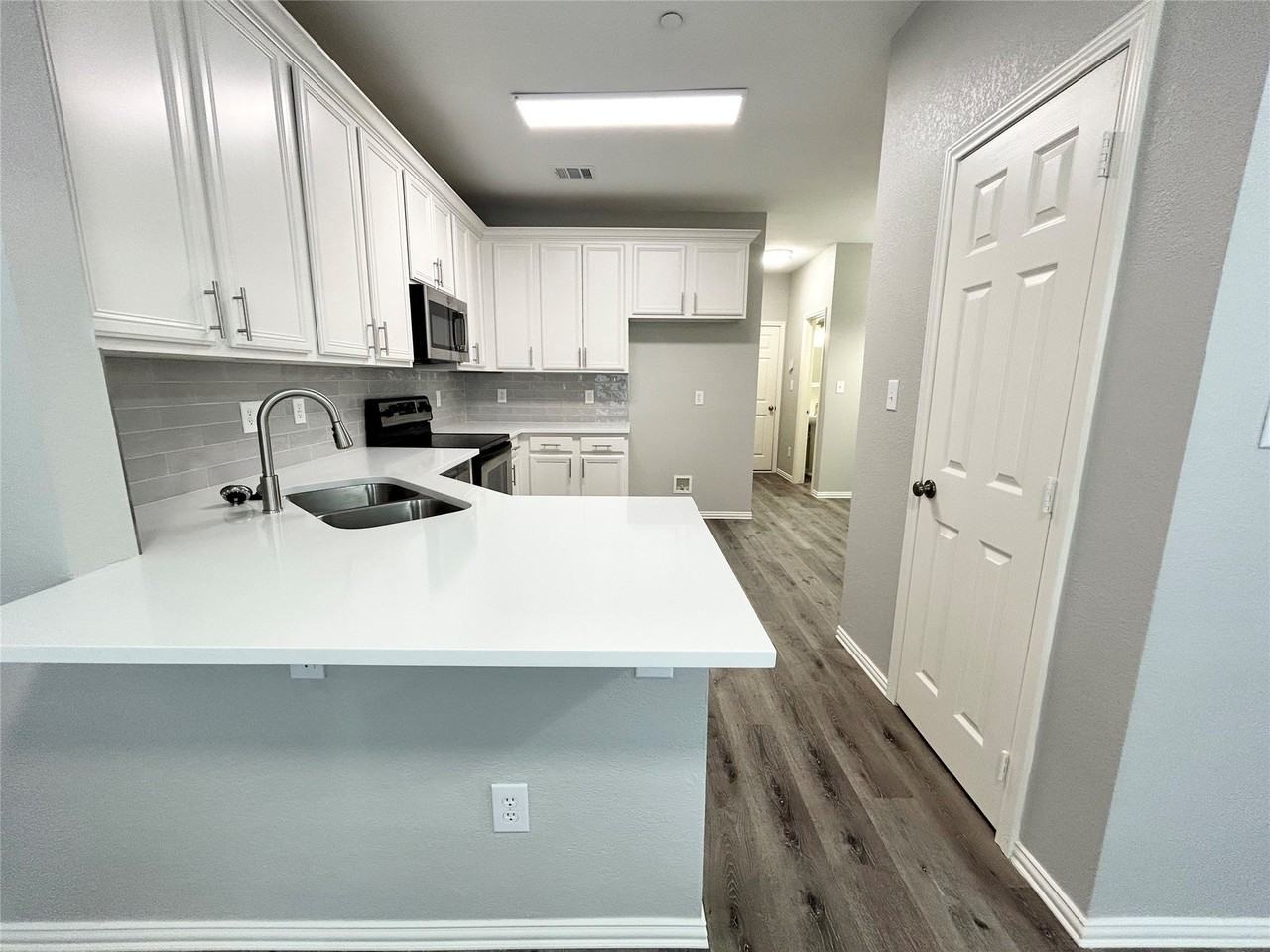 8517 Hunters Trace Ln - Photo 3 of 17