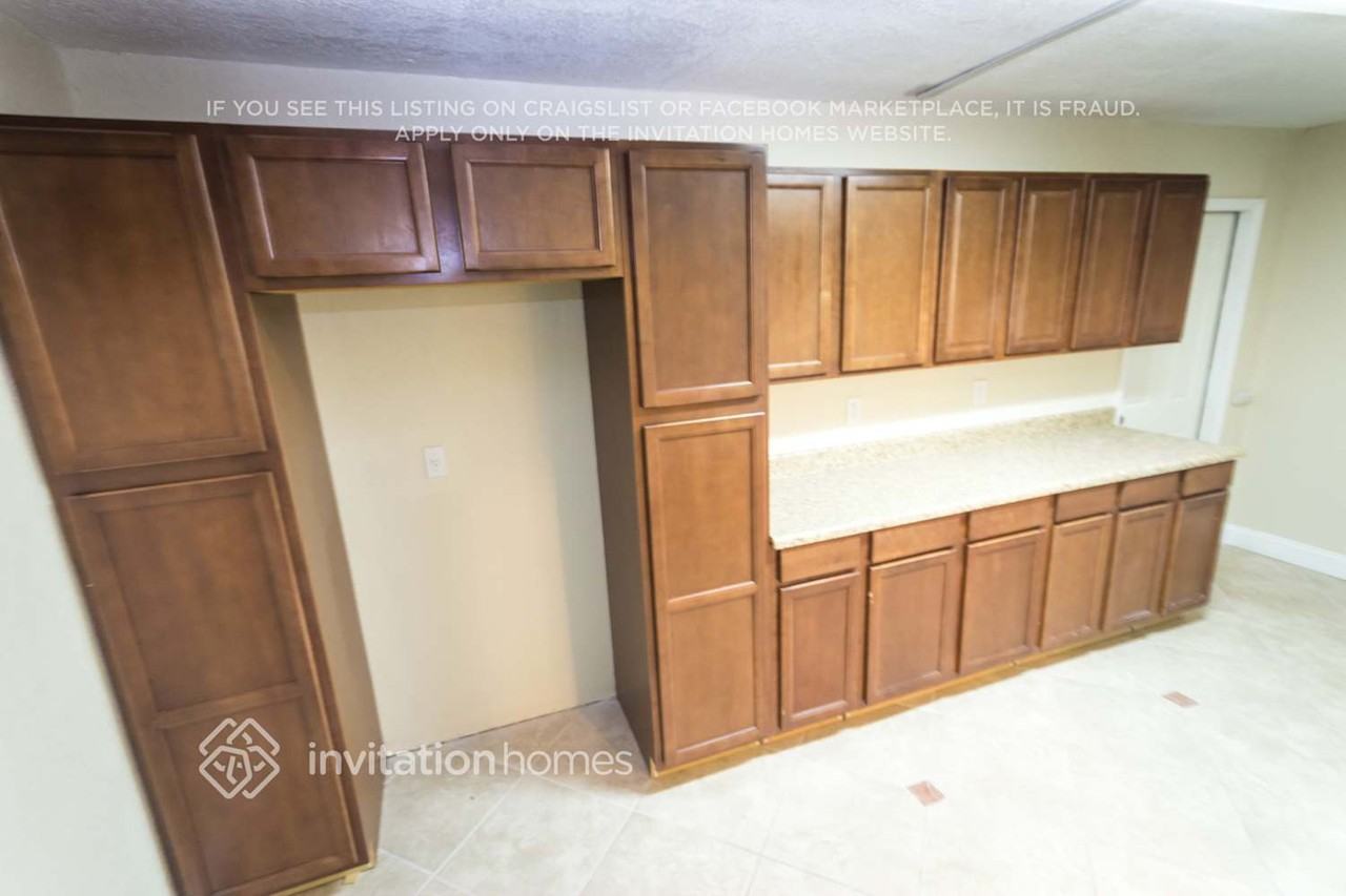 4910 Nw 55th St - Photo 6 of 44