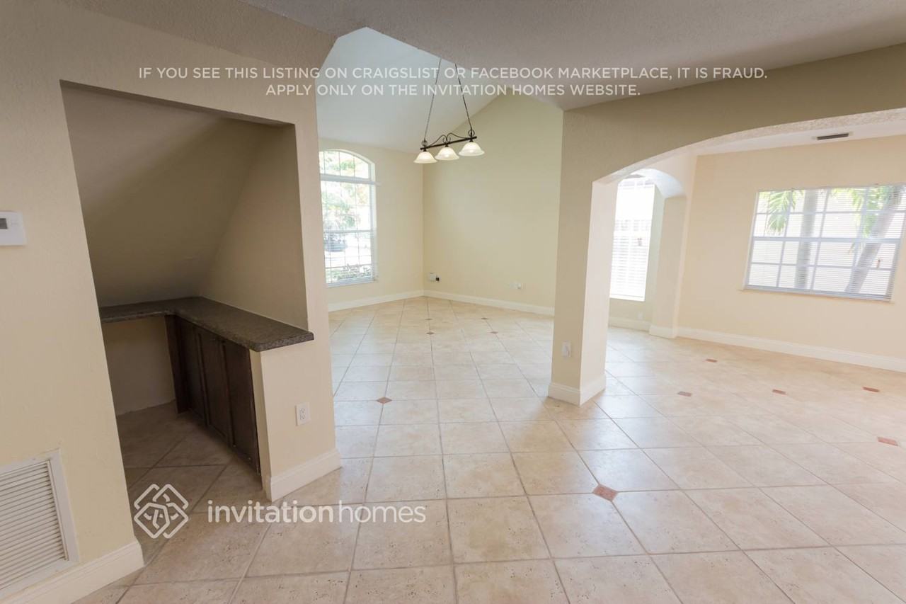 4910 Nw 55th St - Photo 7 of 44