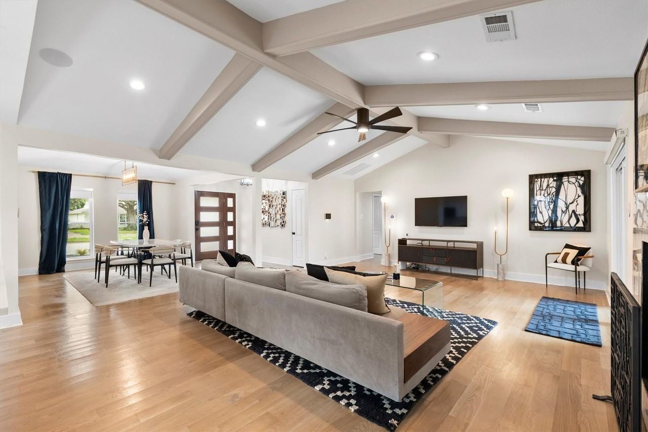 6330 E Lovers Ln - Photo 4 of 34