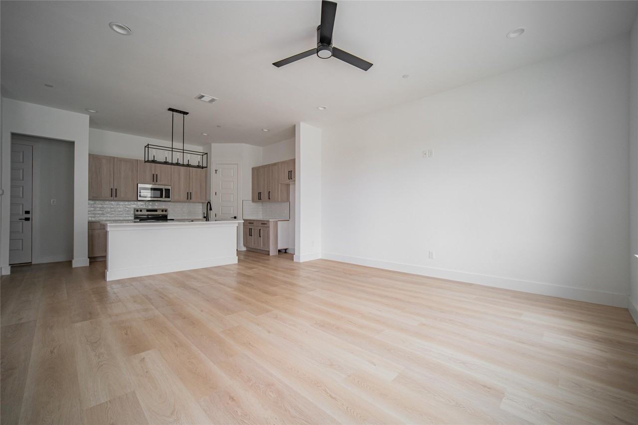 8905 Lowell St - Photo 3 of 31