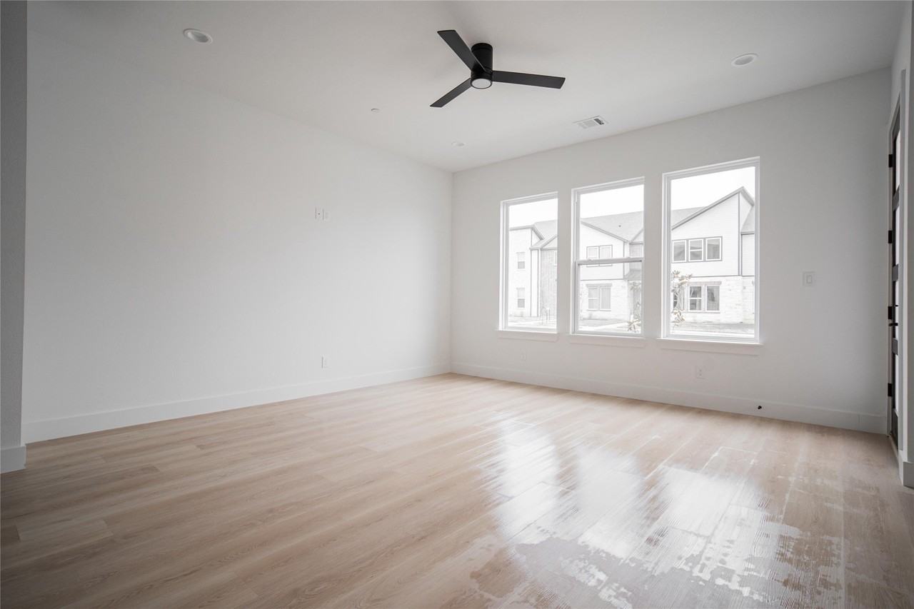 8905 Lowell St - Photo 5 of 31