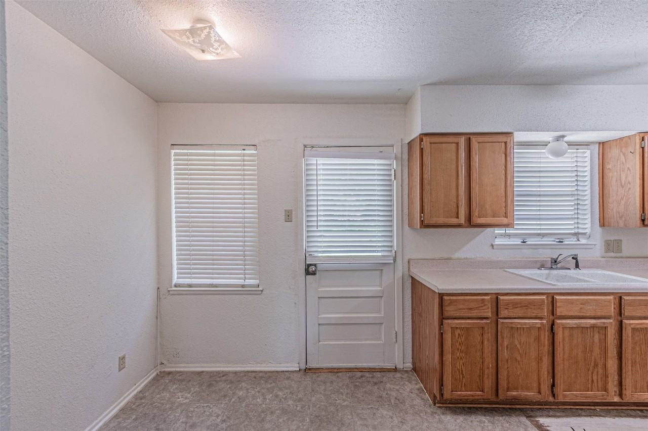 2529 Albemarle Dr - Photo 3 of 8