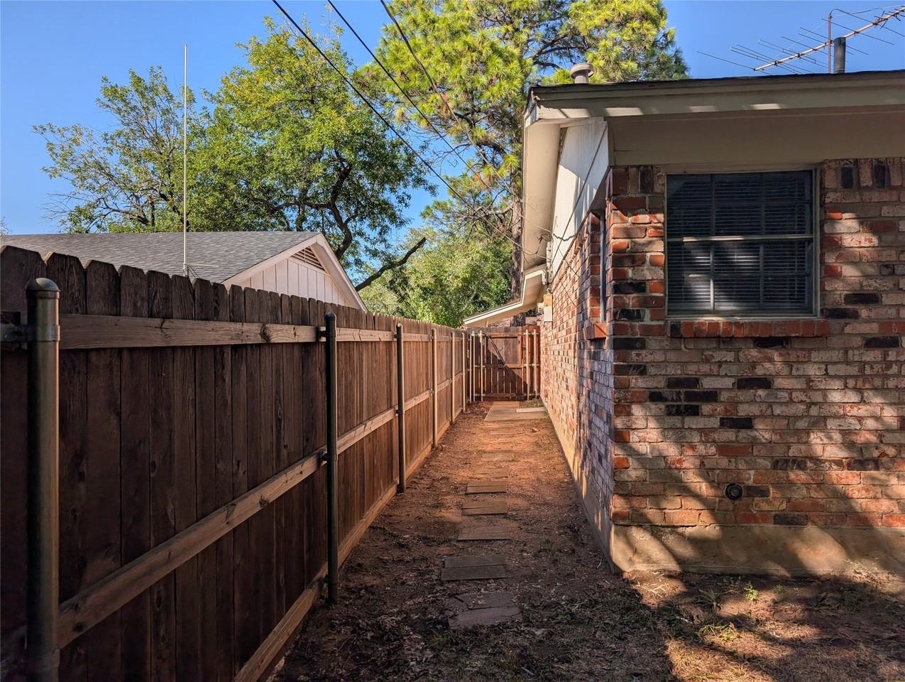 1701 Toplea Dr - Photo 4 of 17