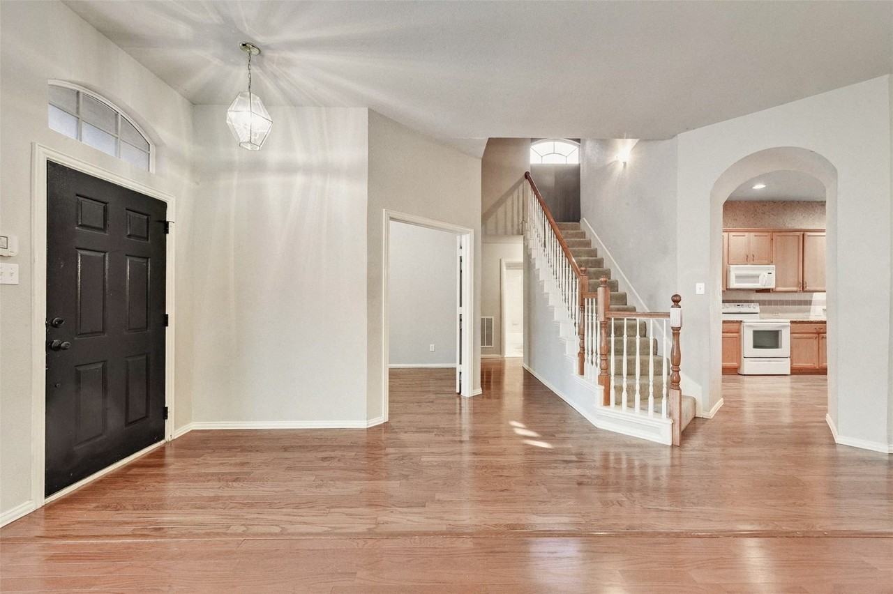5804 Legend Ln - Photo 3 of 28