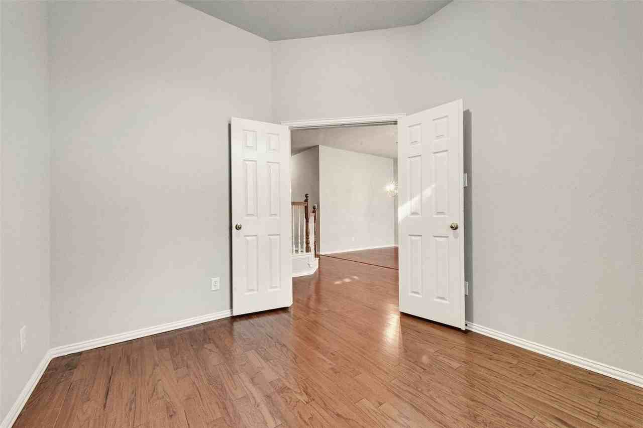 5804 Legend Ln - Photo 5 of 28