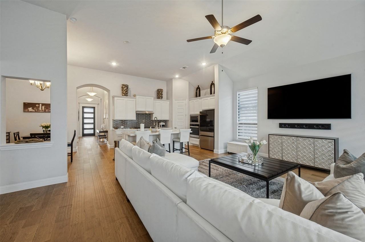 2109 Southpointe Xing - Photo 3 of 12