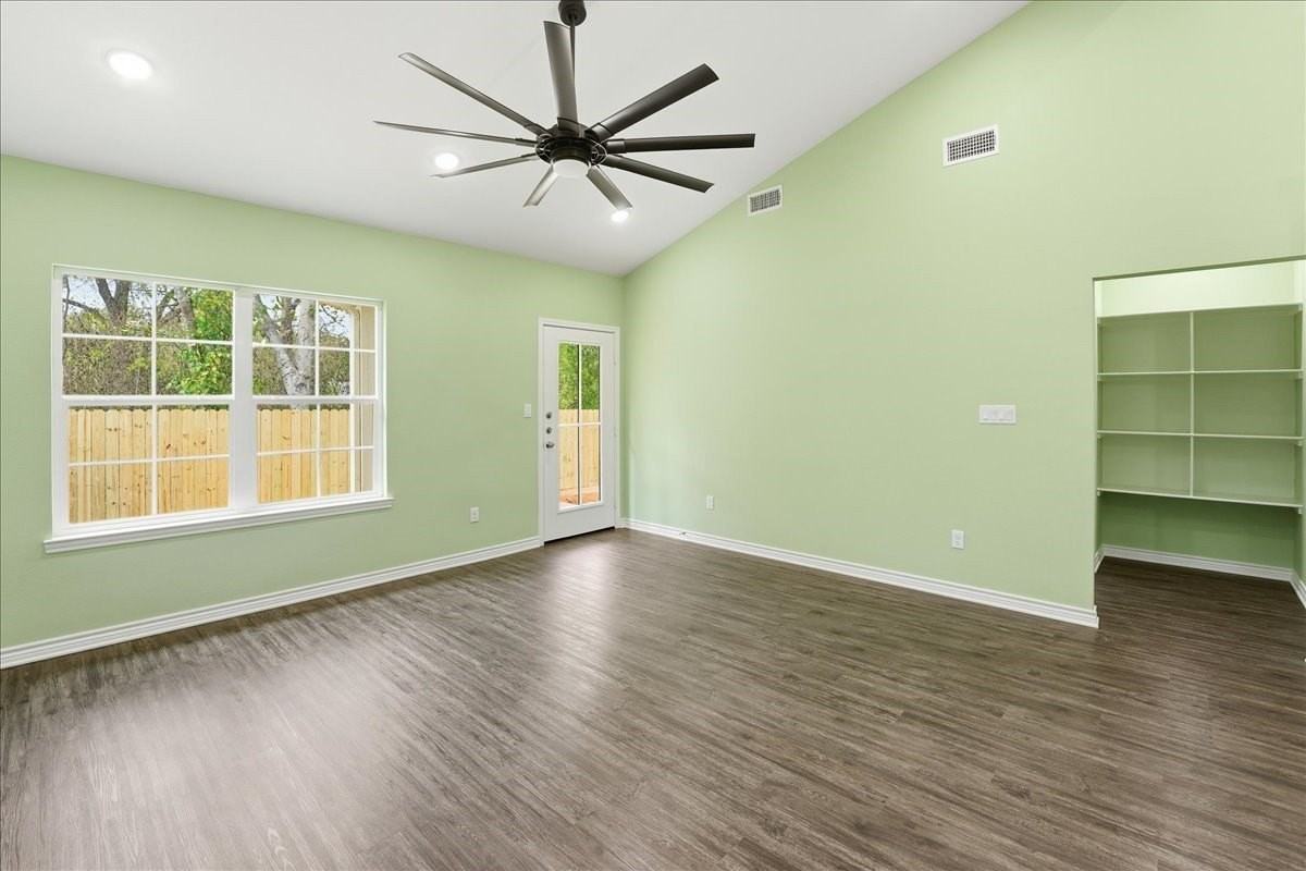 802 S Newsom St - Photo 7 of 31