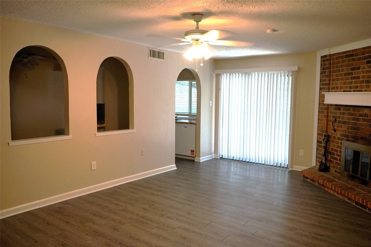 1104 Cedar Hill Ln - Photo 2 of 11
