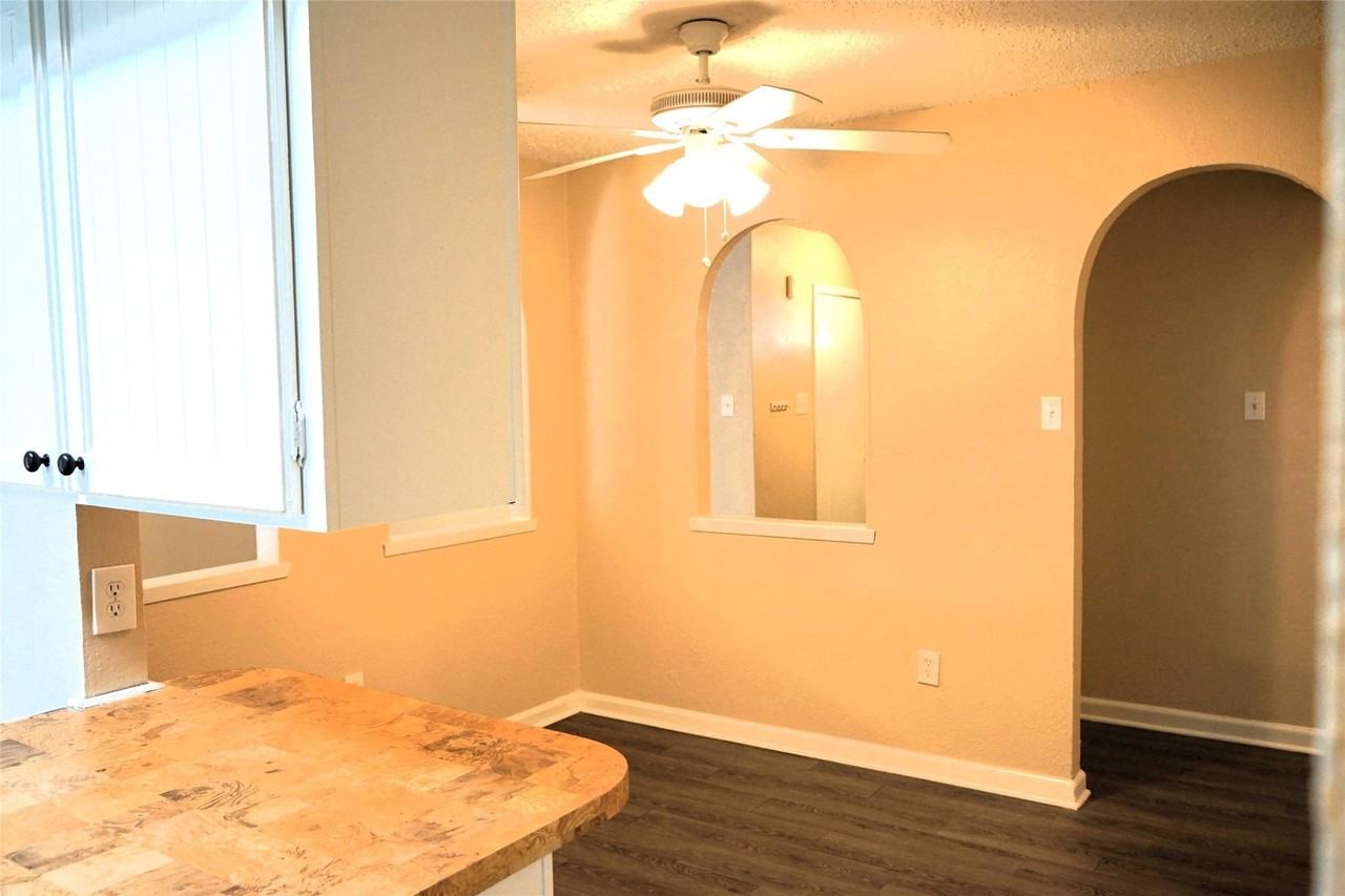 1104 Cedar Hill Ln - Photo 3 of 11