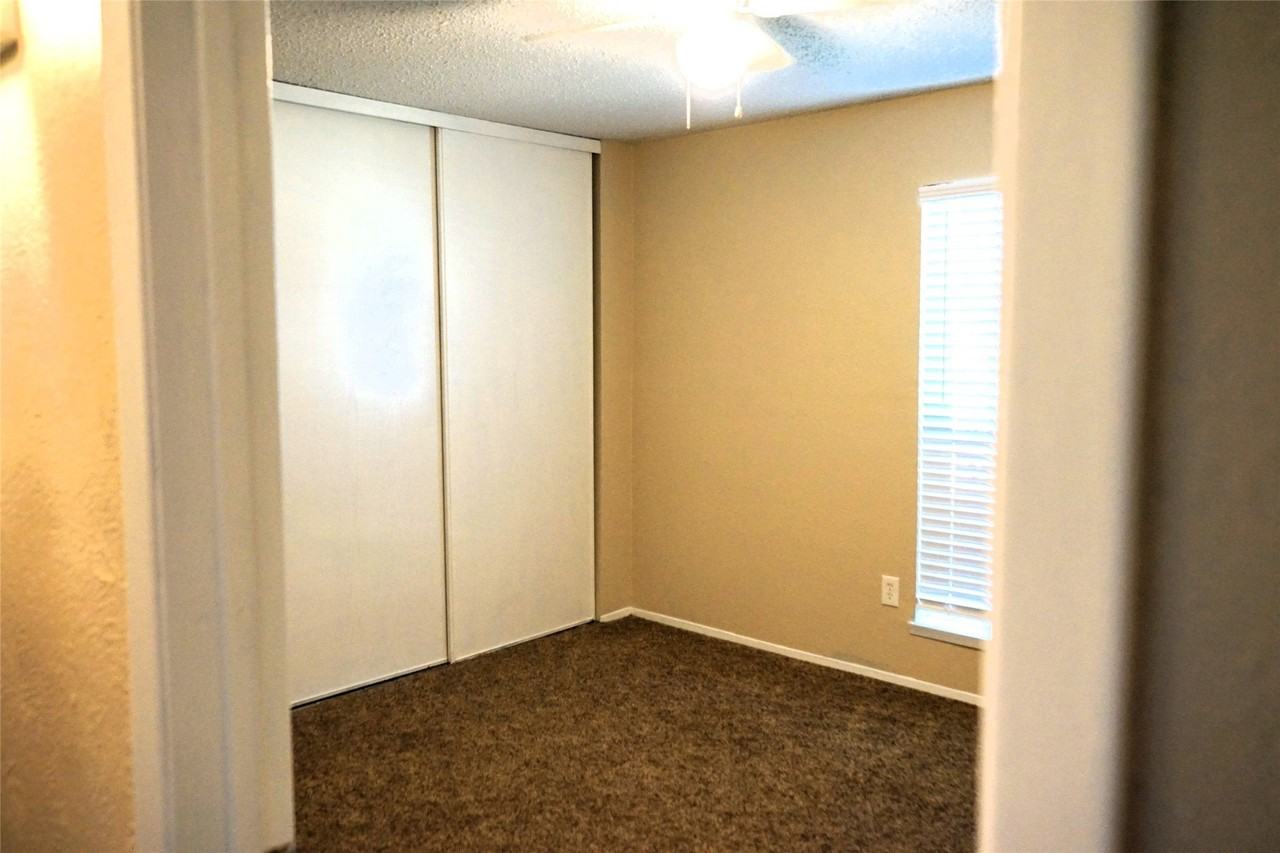 1104 Cedar Hill Ln - Photo 4 of 11