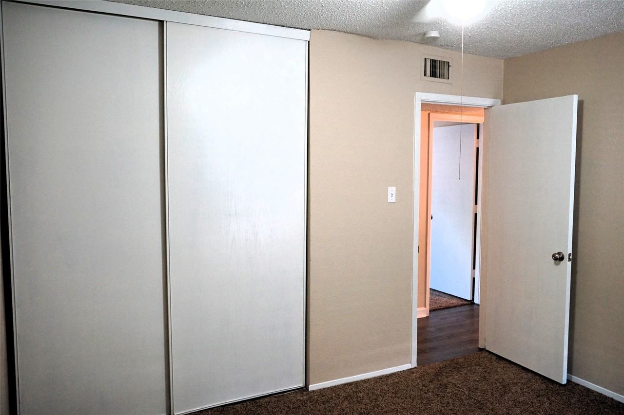 1104 Cedar Hill Ln - Photo 5 of 11