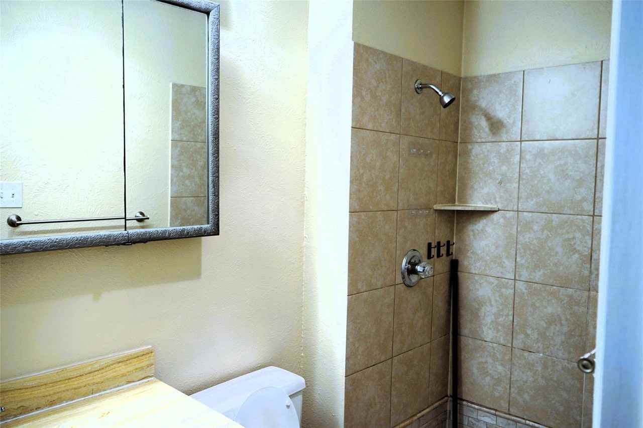 1104 Cedar Hill Ln - Photo 6 of 11