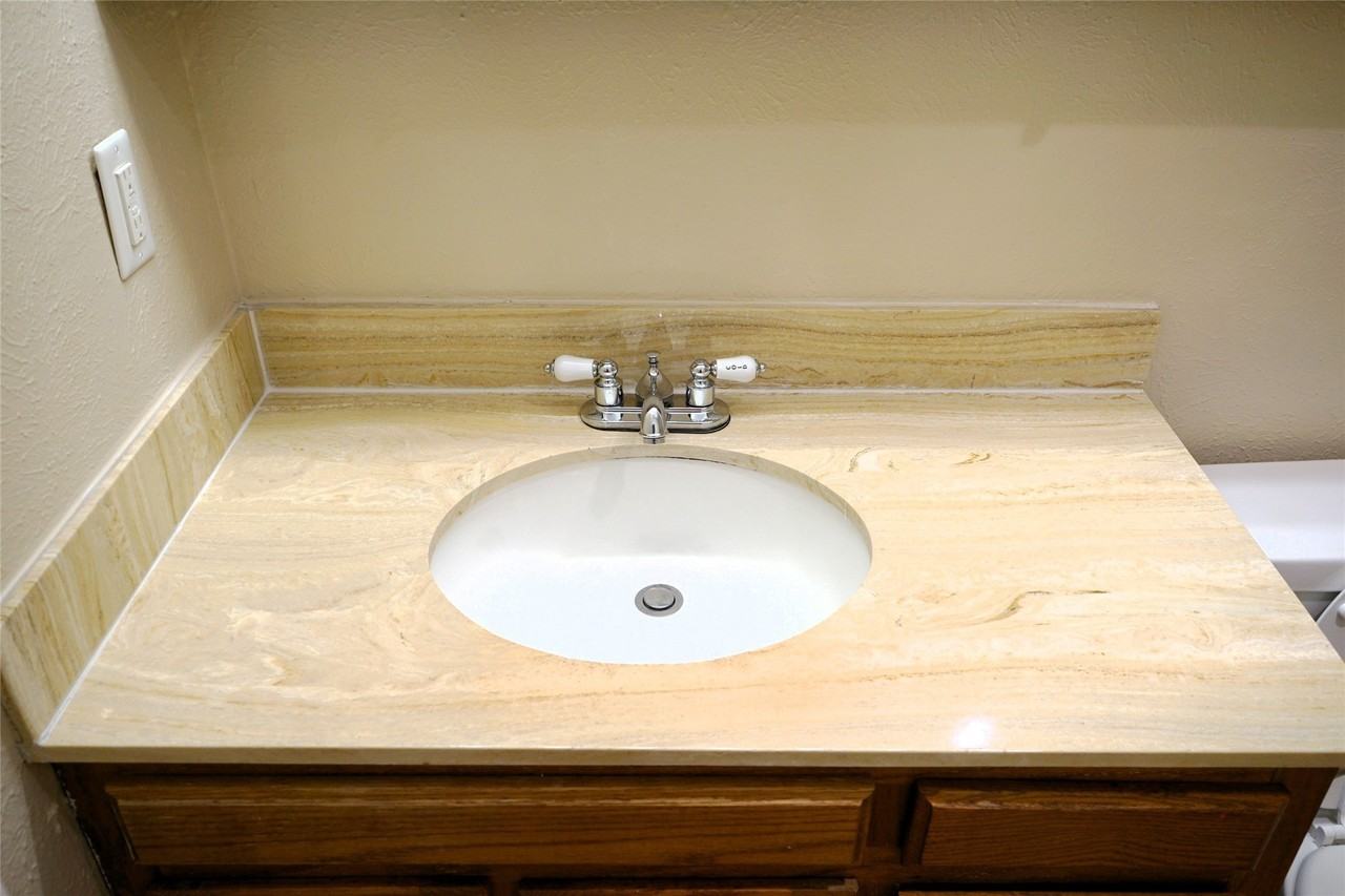 1104 Cedar Hill Ln - Photo 7 of 11