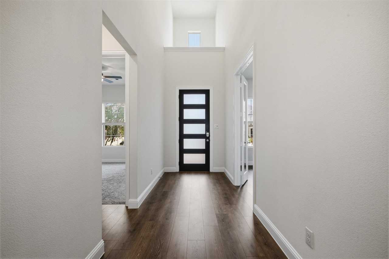 212 Lake Forest Trl - Photo 3 of 40