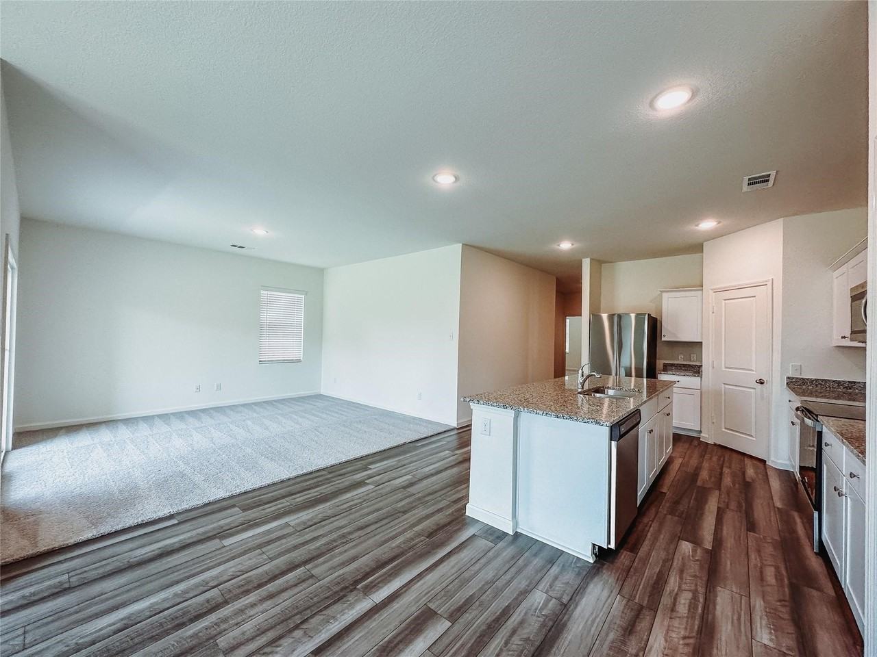 1637 Whitworth Dr - Photo 3 of 20