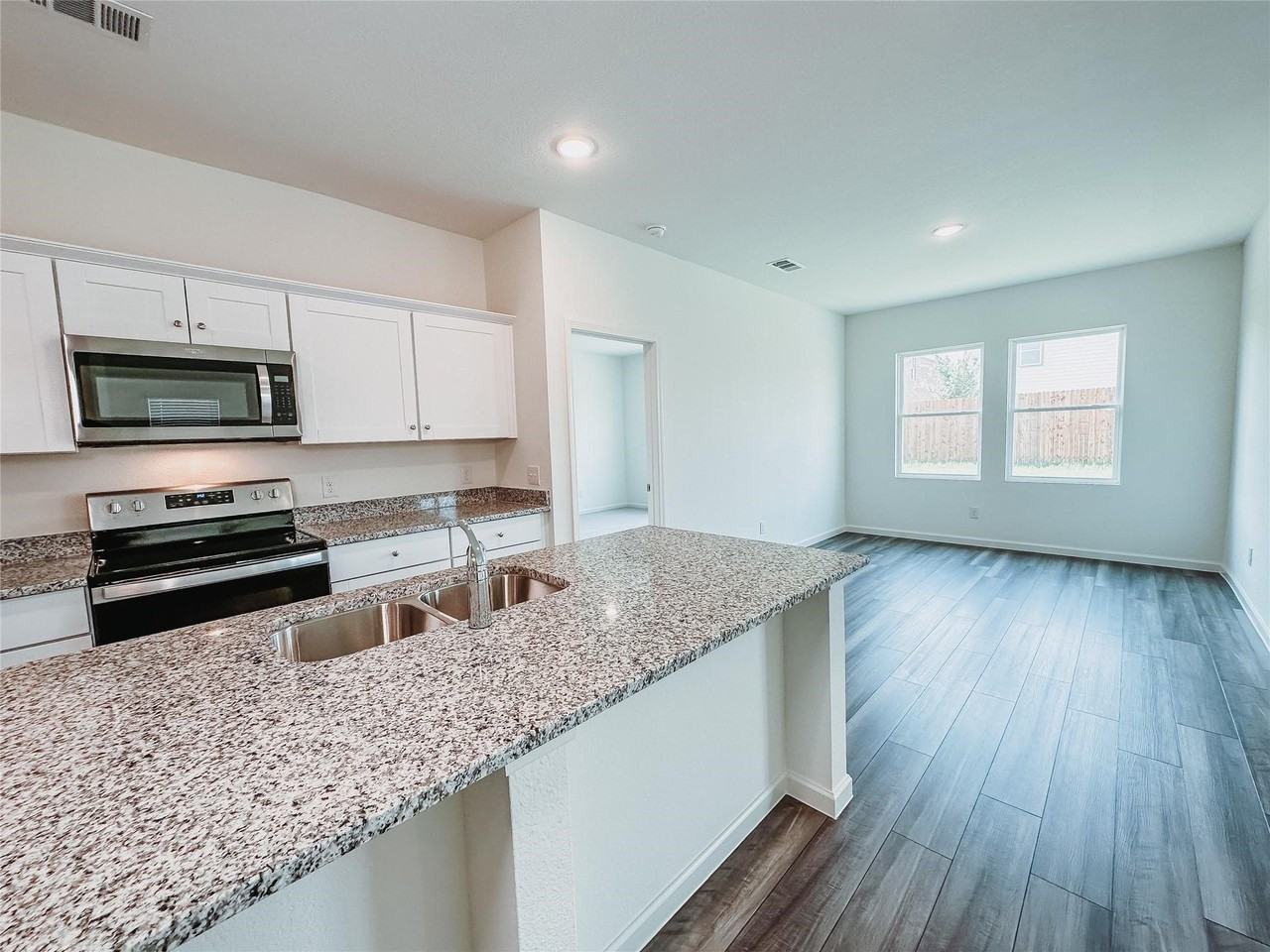 1637 Whitworth Dr - Photo 6 of 20