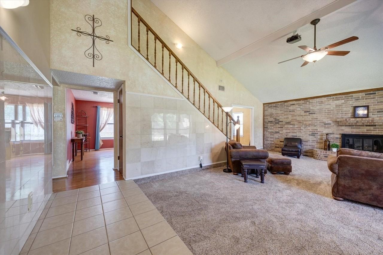 2033 Oakmeadow St - Photo 4 of 29
