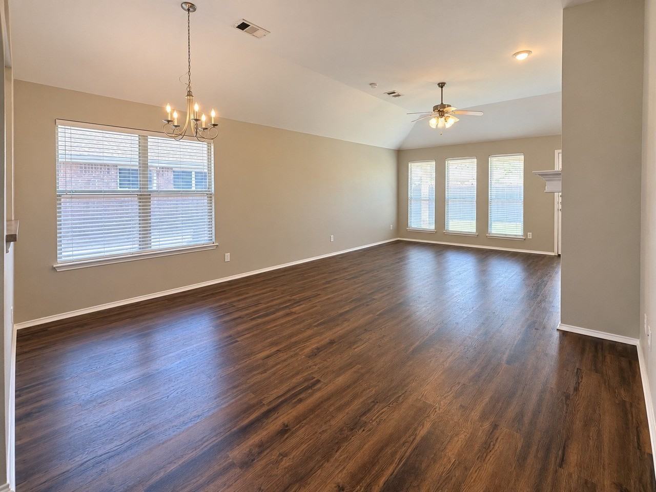 6006 Holly Crest Ln - Photo 7 of 25