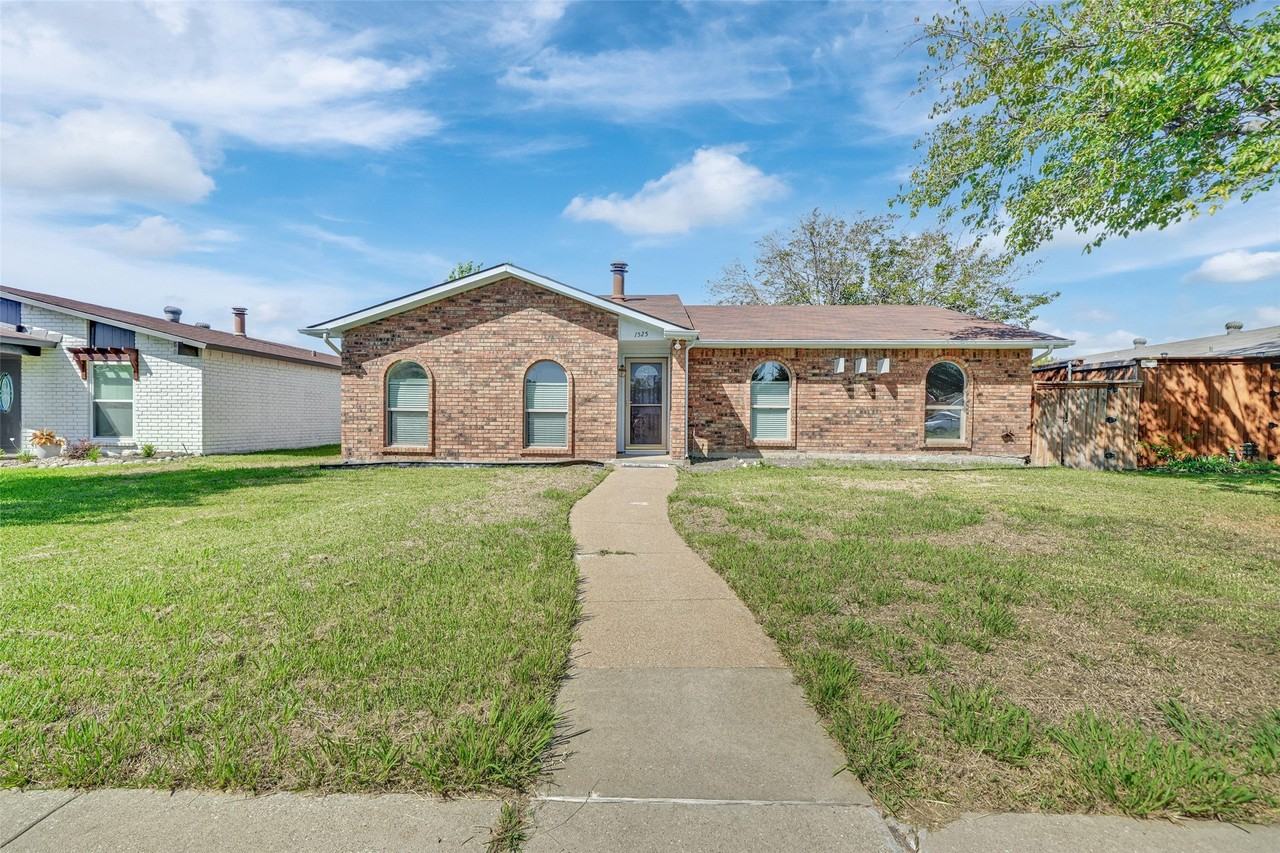 1525 Meandering Way