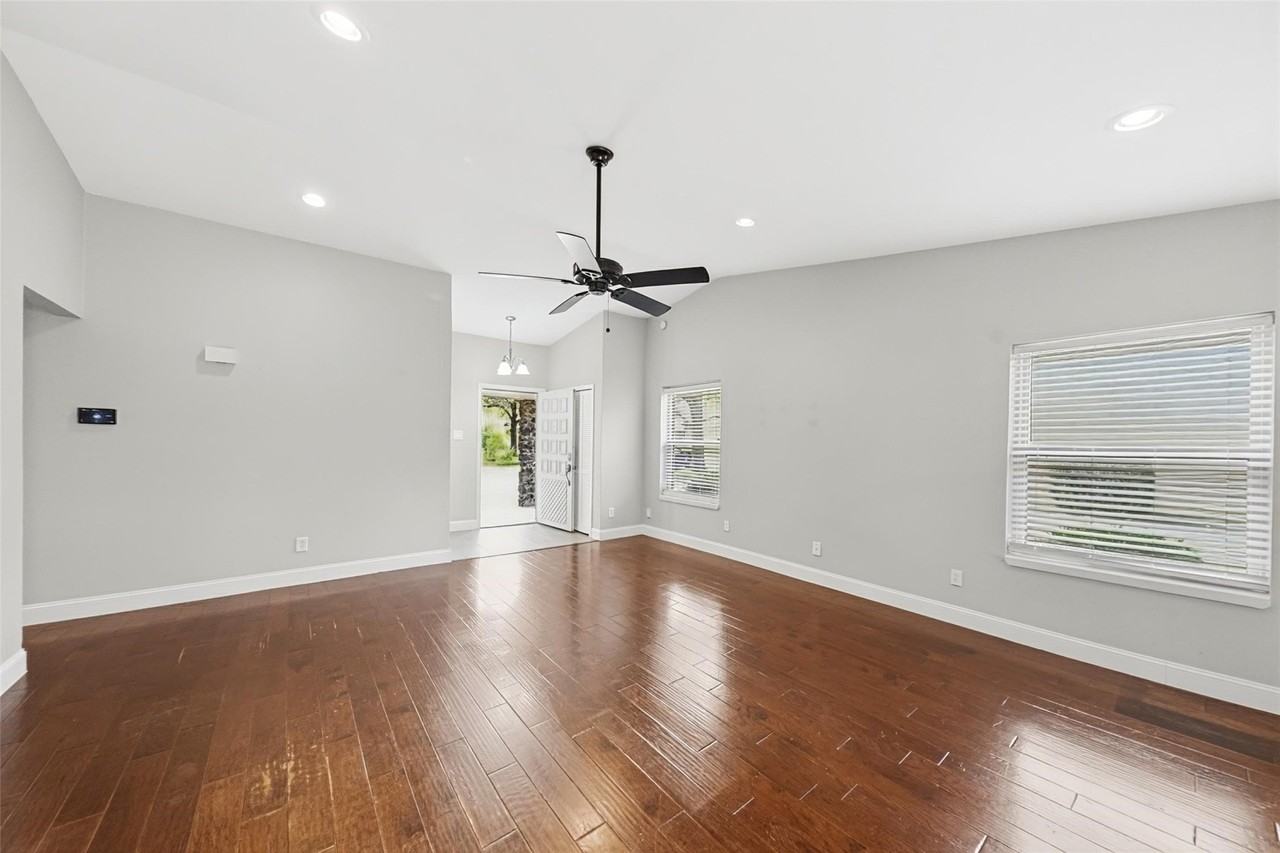 2909 White Oak Ln - Photo 4 of 26