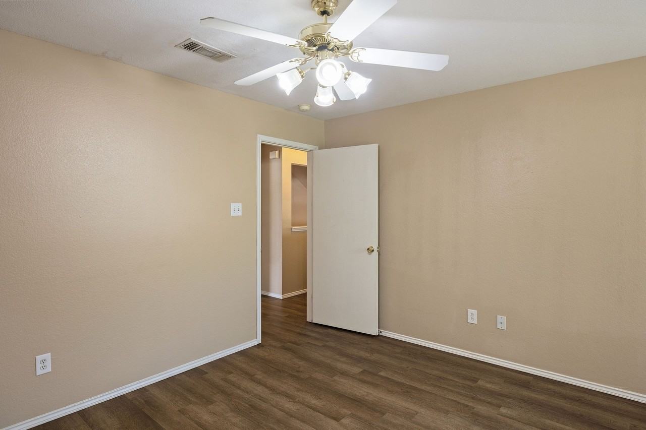 2301 Brookview Dr - Photo 7 of 38