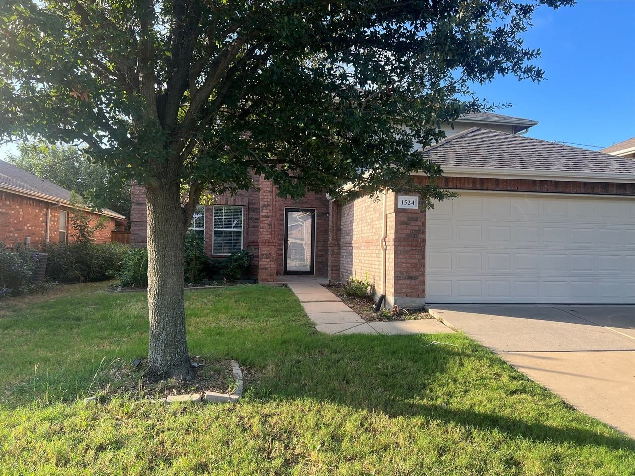 1524 Breeze Ln - Photo 2 of 17