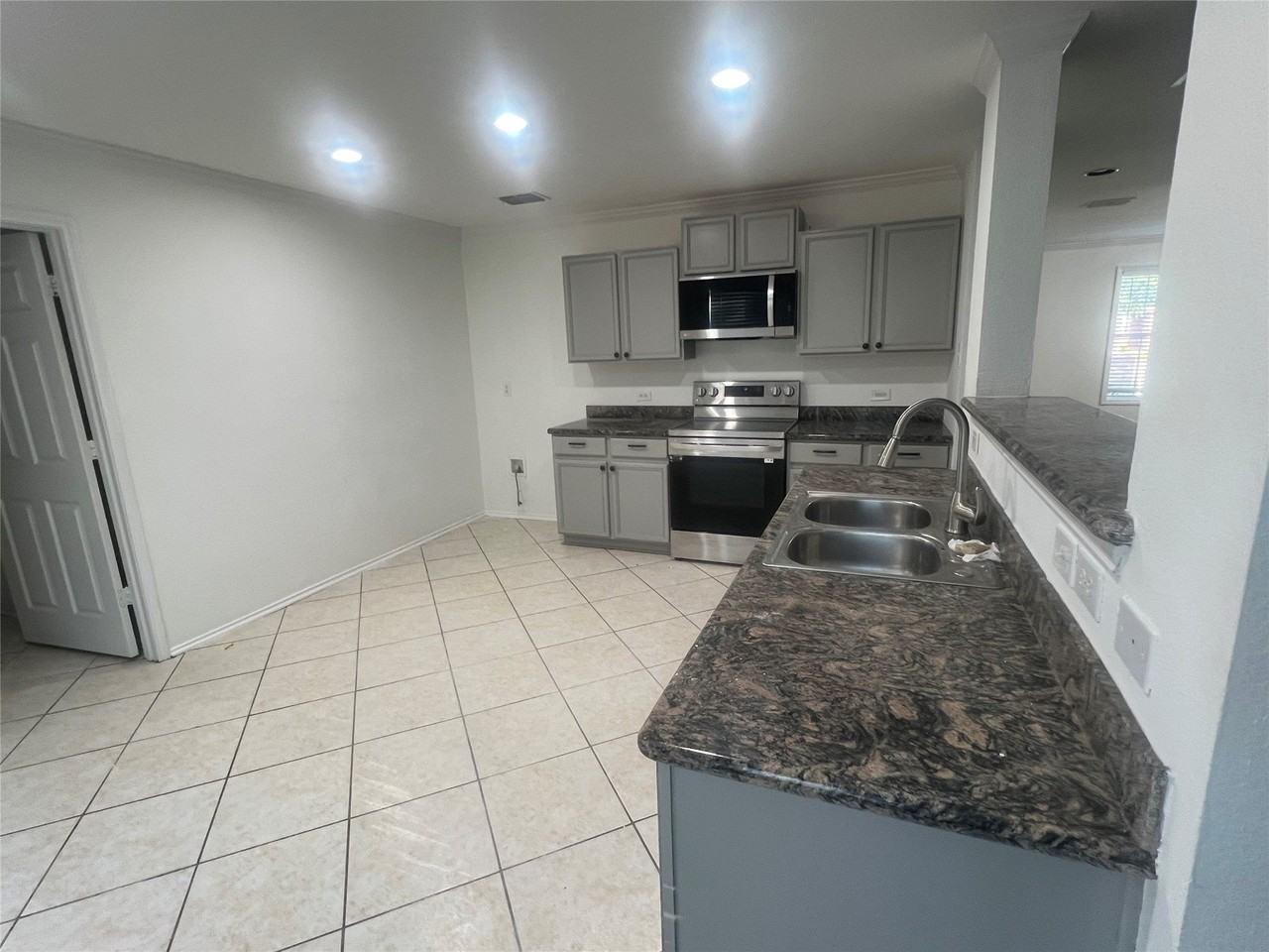 1524 Breeze Ln - Photo 5 of 17