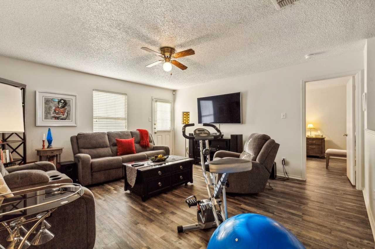 205 Crystalwood Dr - Photo 2 of 18
