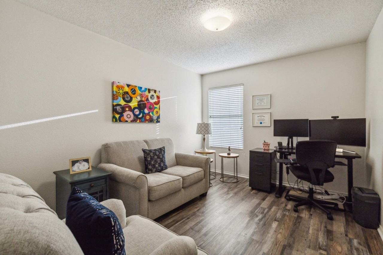 205 Crystalwood Dr - Photo 4 of 18