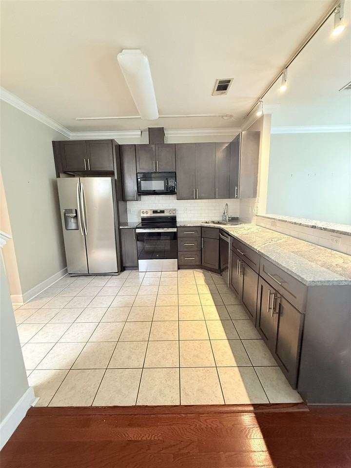 911 Spring Valley Plz - Photo 6 of 22