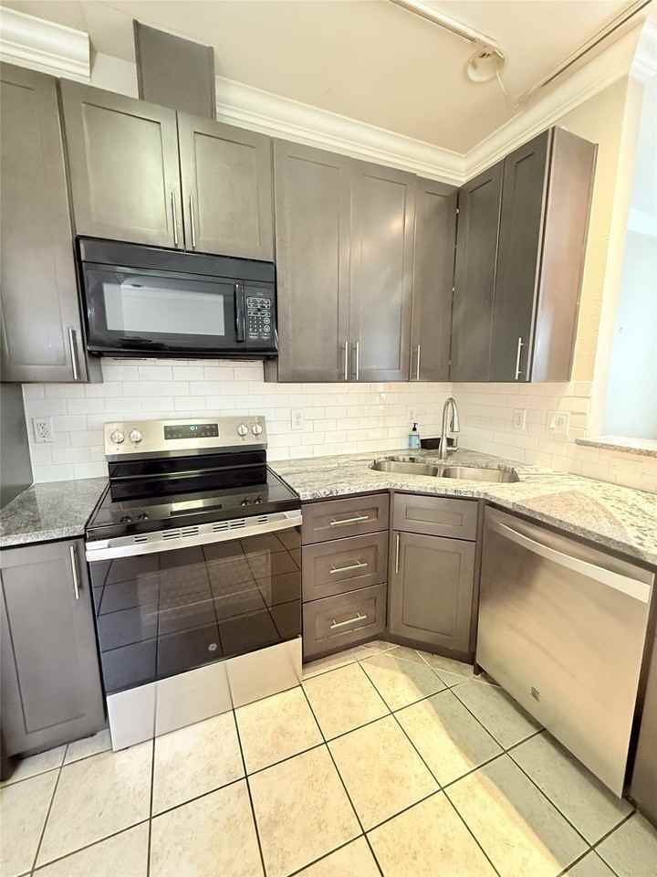 911 Spring Valley Plz - Photo 7 of 22