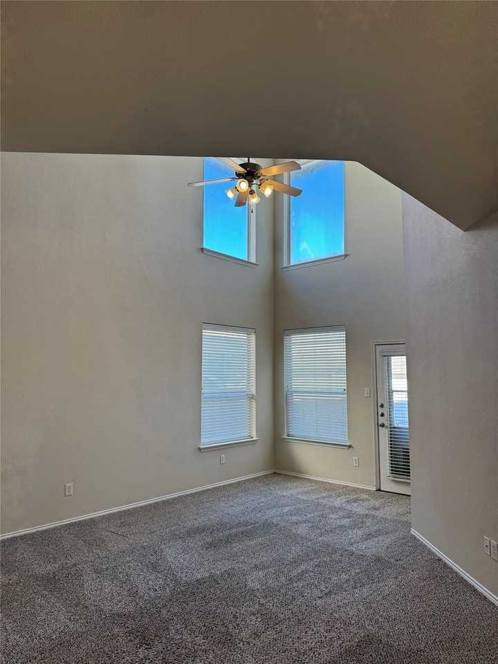 10239 Waterbury Dr - Photo 4 of 18