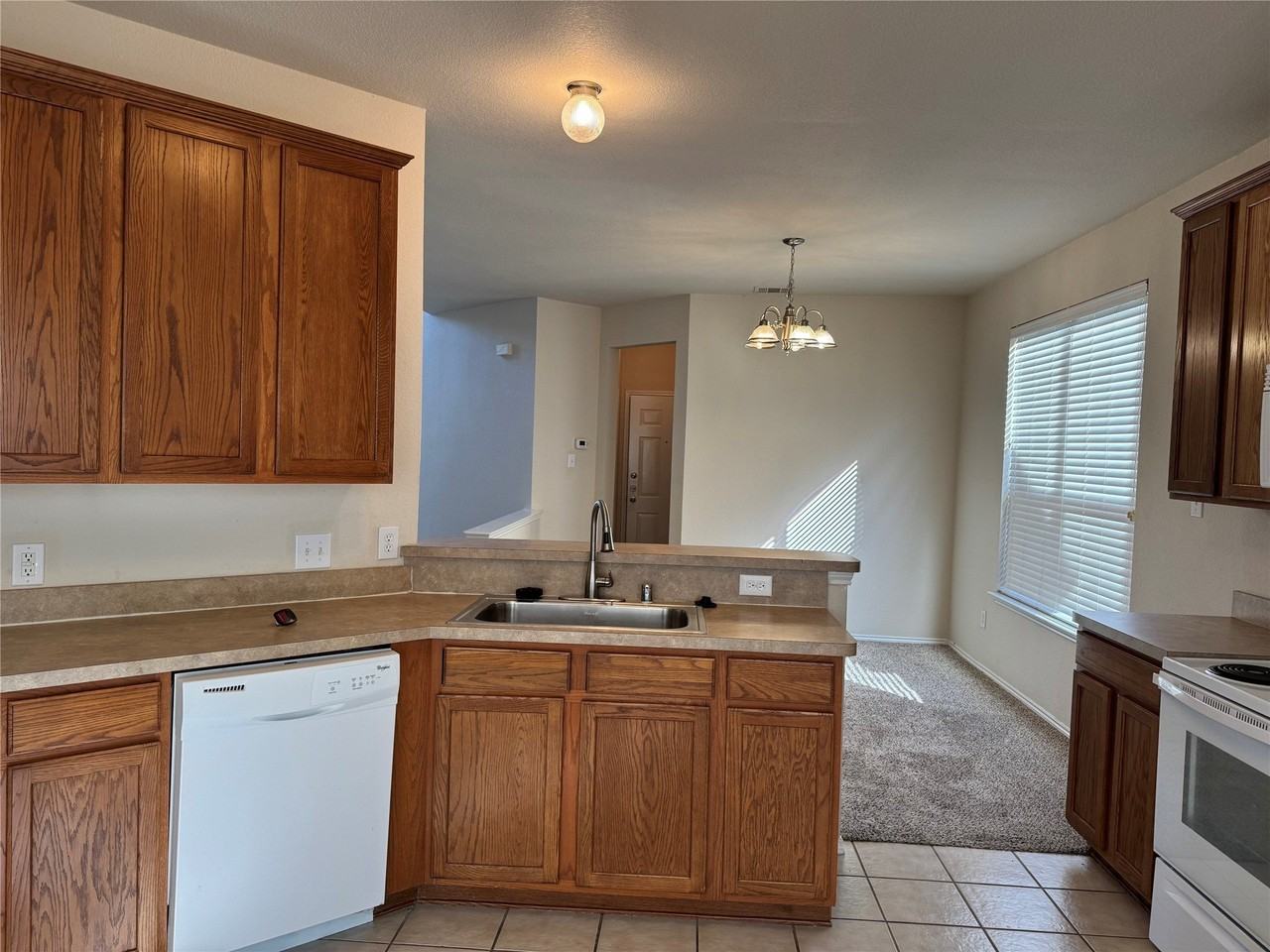 10239 Waterbury Dr - Photo 7 of 18