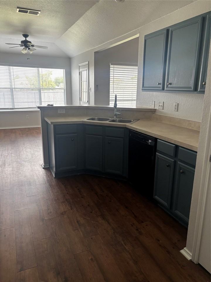 1321 Yukon Dr - Photo 4 of 16
