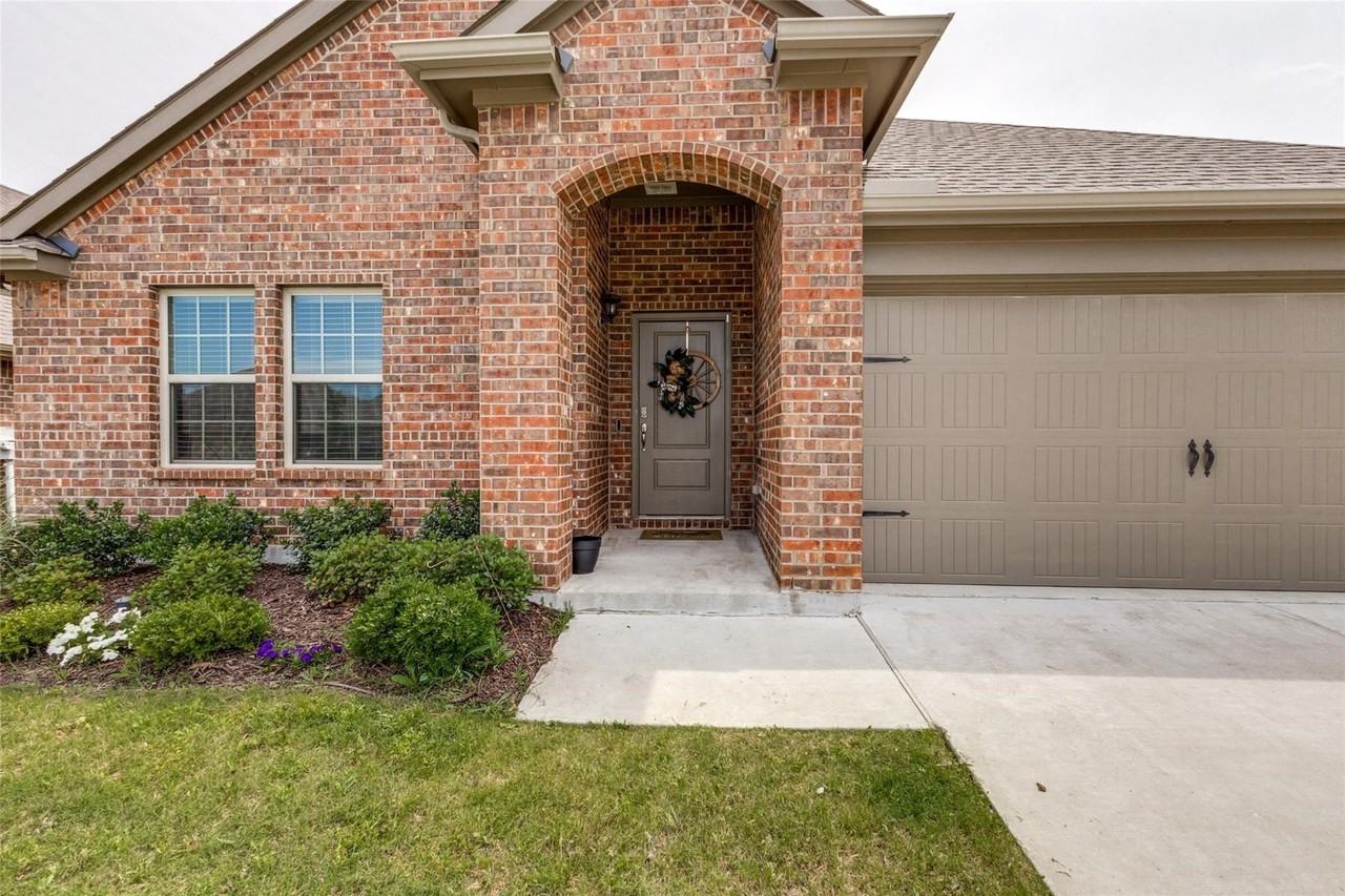 756 Daybreak Ln - Photo 2 of 27