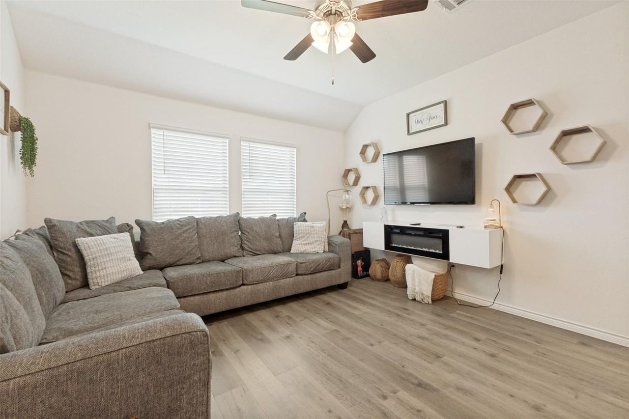 756 Daybreak Ln - Photo 5 of 27