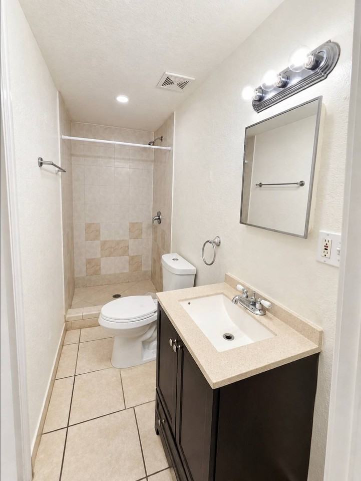 4820 Nw 6th St #4822 - Photo 7 of 12