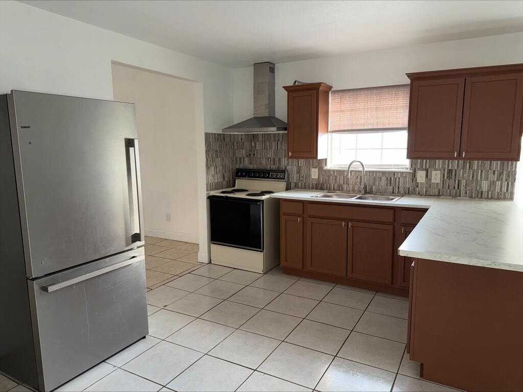 1314 E Cowden Ave - Photo 5 of 8