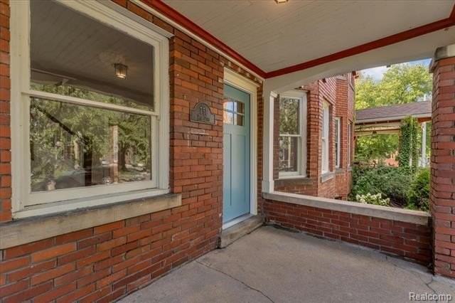751 Van Dyke St - Photo 2 of 43