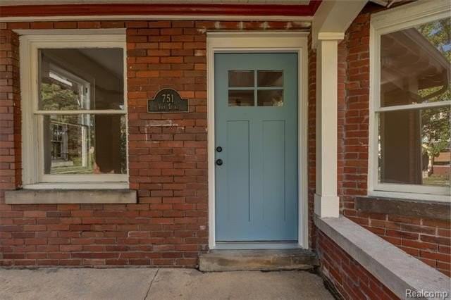 751 Van Dyke St - Photo 3 of 43