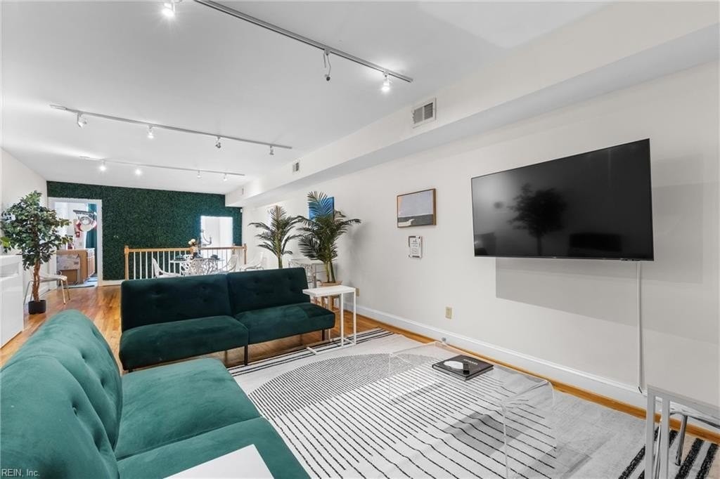 10357 Warwick Blvd #B - Photo 5 of 17