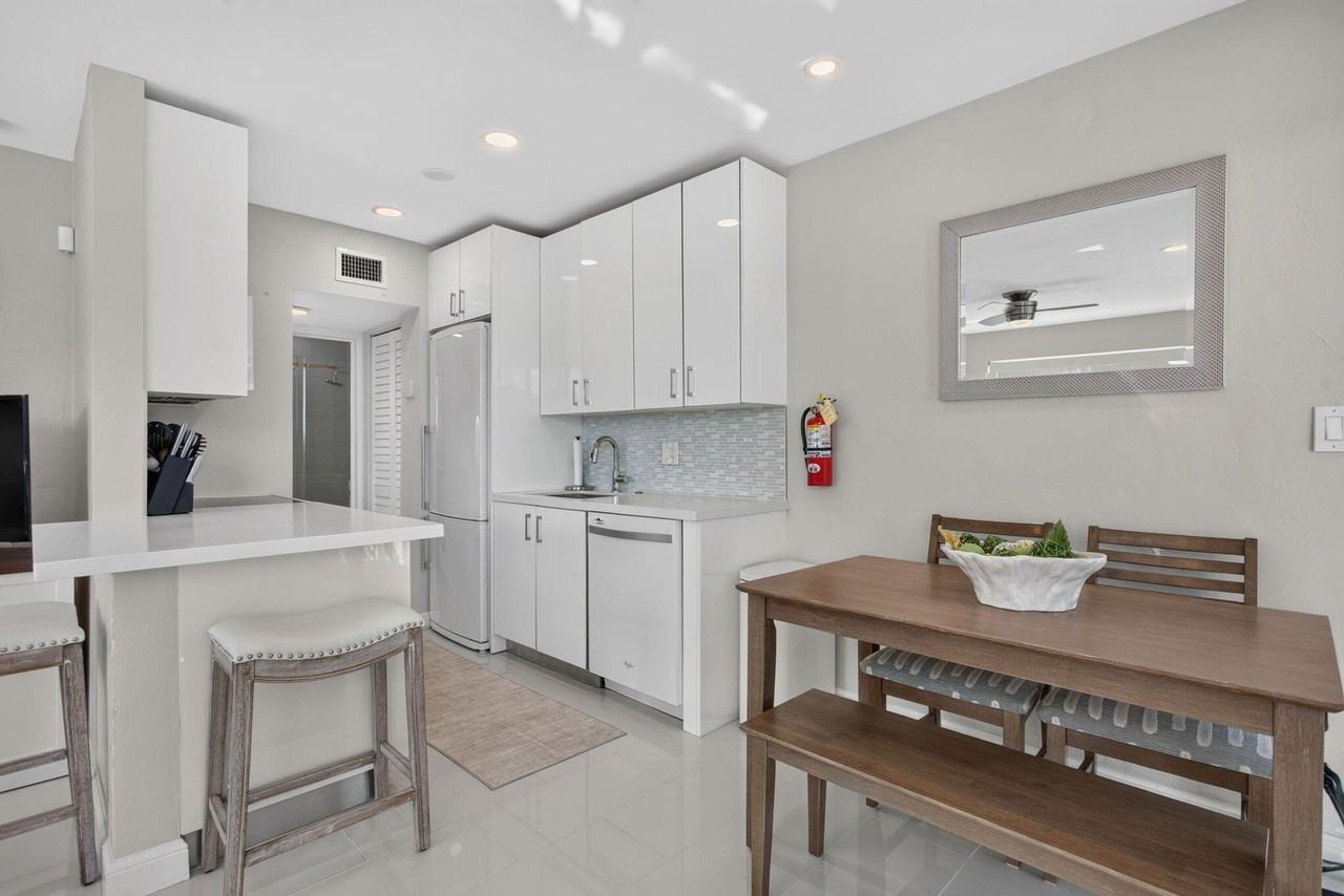 1705 N Riverside Dr #8 - Photo 5 of 33