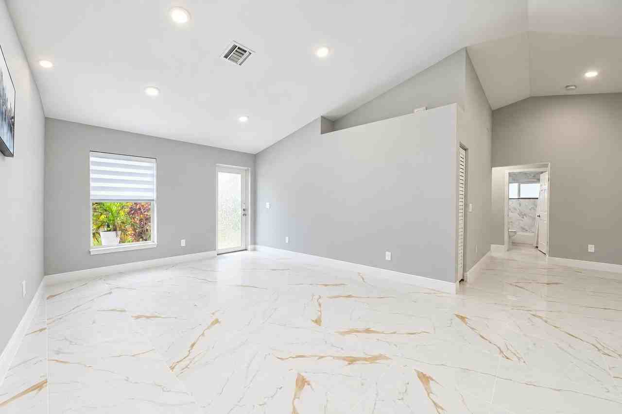 1749 Se Vesthaven Ct - Photo 7 of 35