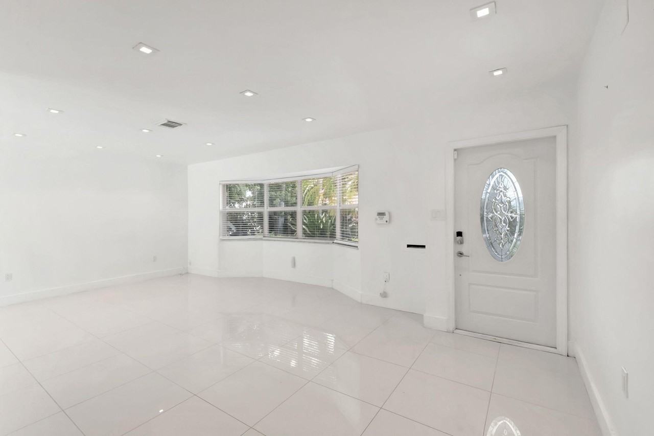 847 Nw 7th St - Photo 6 of 40