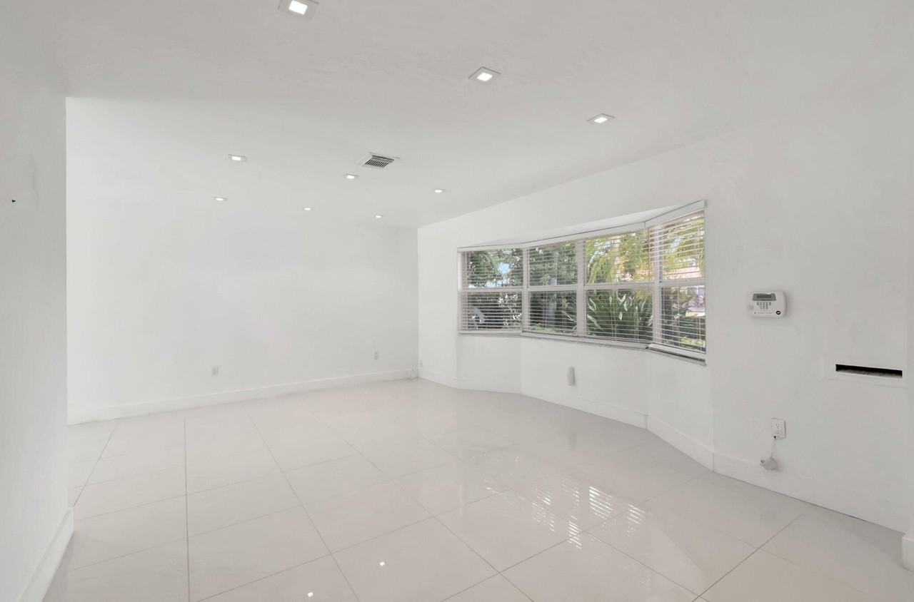 847 Nw 7th St - Photo 7 of 40