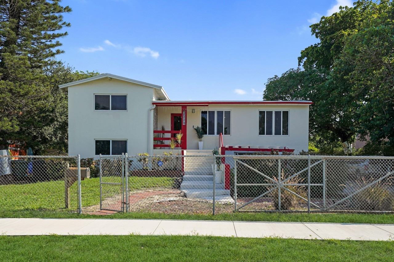 220 Nw 42nd St - Photo 4 of 39